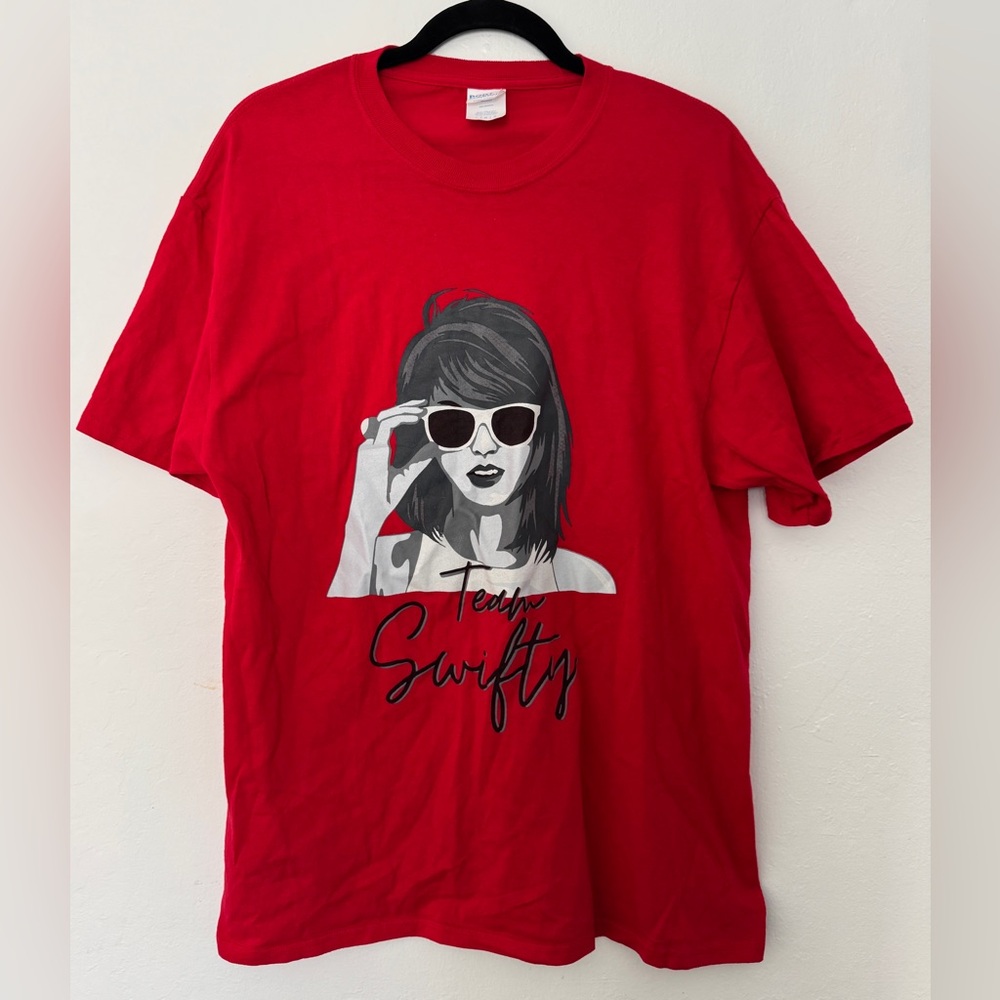 Taylor Team Swift Red World Concert M T-Shirt Original Gildan New Sitting L